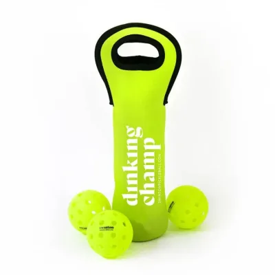 3 balles de pickleball dans un sac à vin